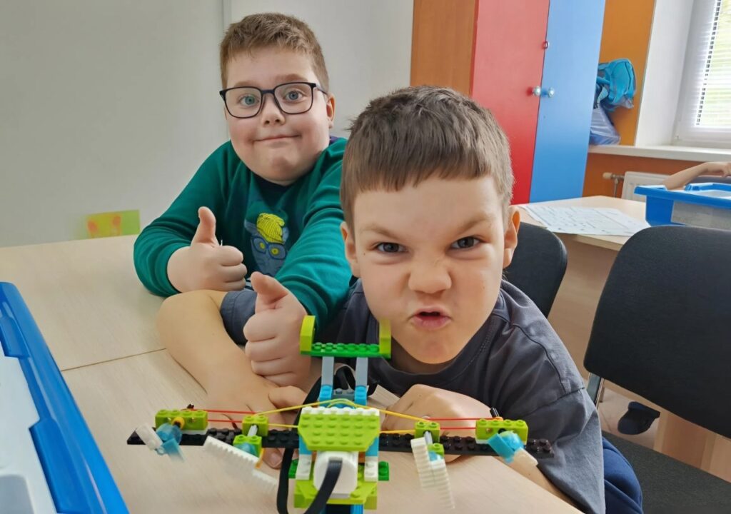 Дети на занятиях по робототехнике собирают модель из LEGO в Лиге Роботов Санкт-Петербург