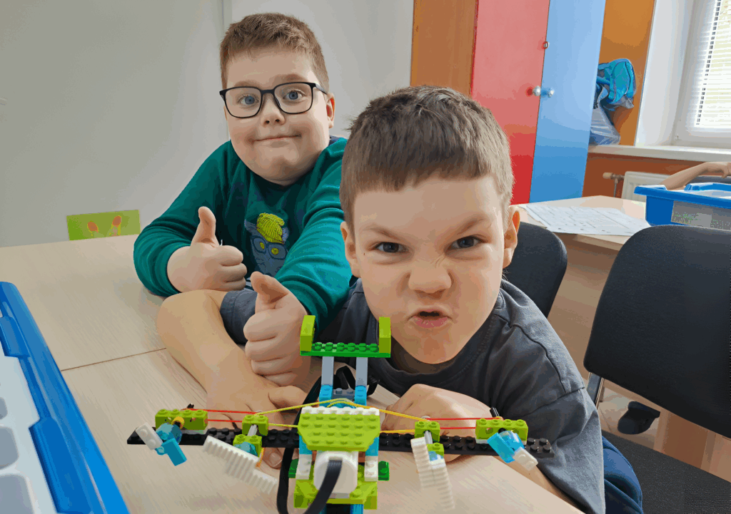 Дети на занятиях по робототехнике собирают модель из LEGO в Лиге Роботов Санкт-Петербург