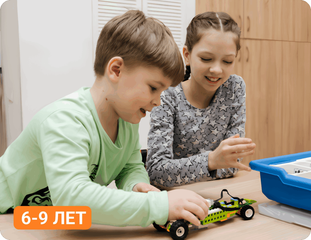 Дети 6–9 лет занимаются робототехникой и конструируют машину из LEGO в Лиге Роботов Санкт-Петербург