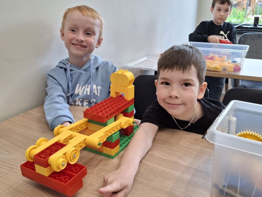 Дети на занятии Лиги Роботов строят модель из конструктора LEGO