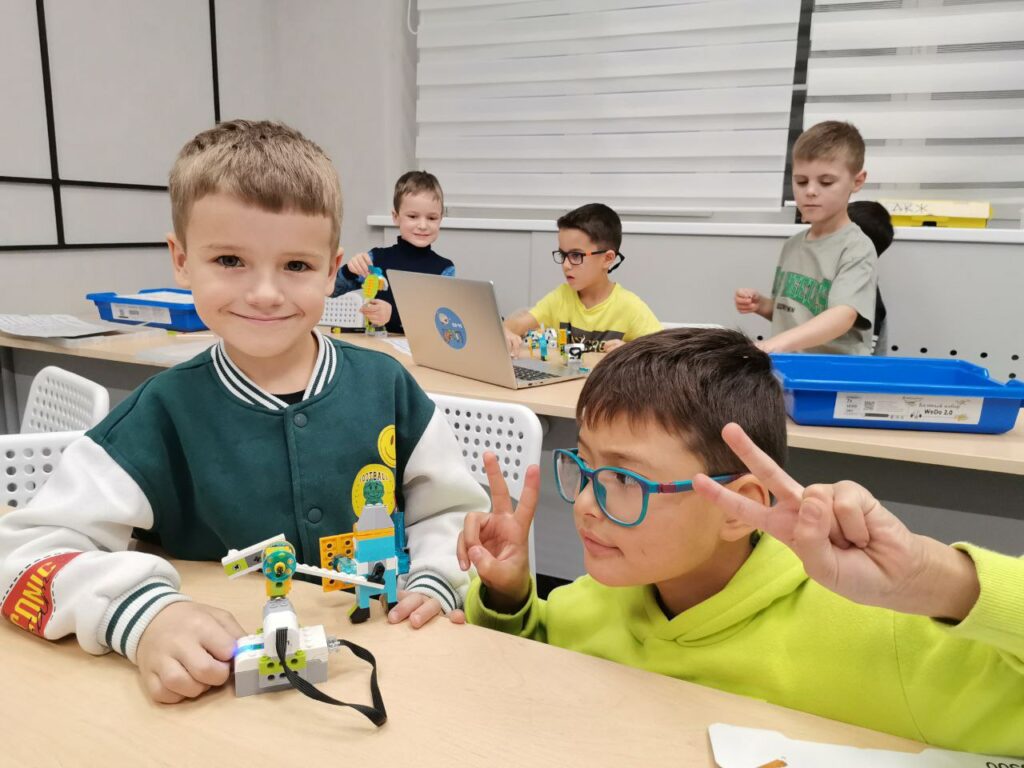 Дети на занятии по робототехнике с собранным роботом LEGO WeDo 2.0