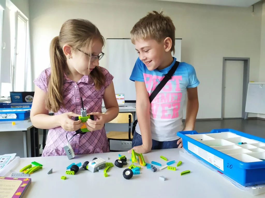 Дети собирают робот из конструктора LEGO Education на занятии по робототехнике