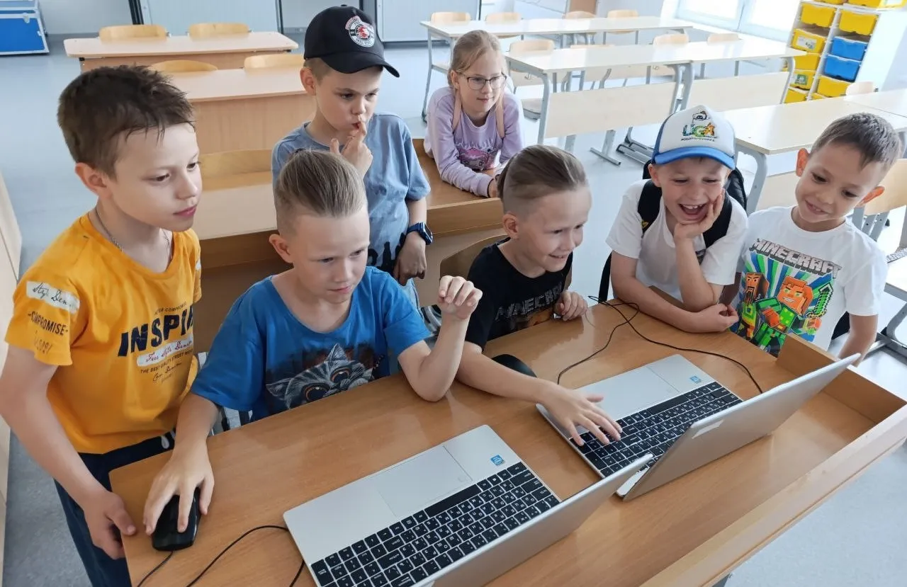 Дети на курсе программирования в Minecraft в Лиге Роботов Санкт-Петербург