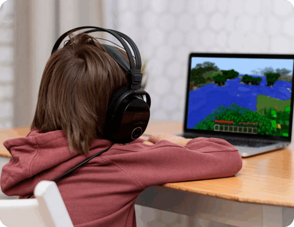 Ребёнок в наушниках изучает программирование в Minecraft на занятиях Лиги Роботов Санкт-Петербург