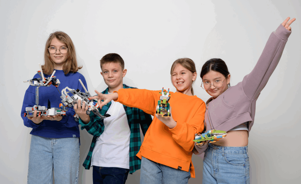 Дети 10–17 лет показывают собранных роботов на курсах робототехники в Лиге Роботов Санкт-Петербург