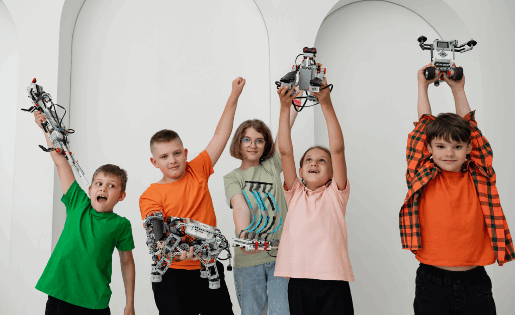 Группа детей на курсах робототехники в Санкт-Петербурге демонстрирует собранных роботов из LEGO в Лиге Роботов