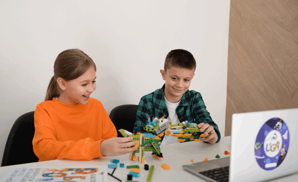 Дети собирают робота из LEGO на занятии по программированию и робототехнике в Лиге Роботов Санкт-Петербург